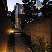 旗竿敷地の路地を、ライフスタイルの一部に取り込んでデザインしたアプローチ