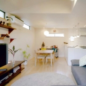 ハイサイドライトで明るい白いリビング