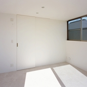 壁と一体化させた白い建具
