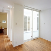 中央にあるテラスが生みだす明るい室内