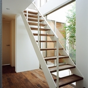 ダークブラウンの木目が美しい階段