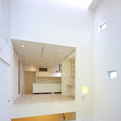 スキップフロアのダイニングスペース