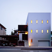 前面道路から見る夕景外観