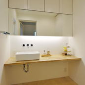 ミラー面と収納を一体化させ、シンプルにまとめた洗面所