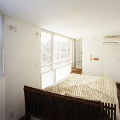 明るい朝日が差し込むベッドルーム