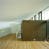 暖炉が置かれたリビング