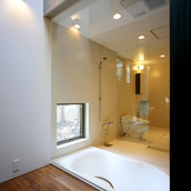 浴槽から垣間見える小さな自然