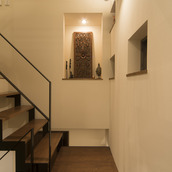 尊い雰囲気にまとめられたニッチと、スマートな階段が清々しい階段周り
