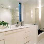 白で統一した浴室洗面にもグリーンを添えて