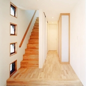 玄関からリビングへと繋がる階段