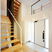 すっきりとした玄関のアクセントとなるスリット階段