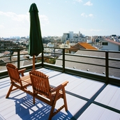 天気の良い日には屋上から町を一望する