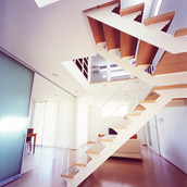 リビングの中心を昇る吹き抜け階段