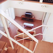 手摺がクロスするリビングへの眺め