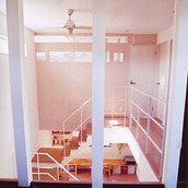 寝室からリビングを見る