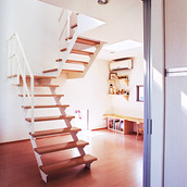 ダイニングから見る階段のあるリビング