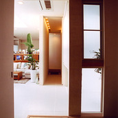 和室スペースからリビングを見る