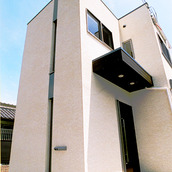 前面のアプローチに繋がるポーチ