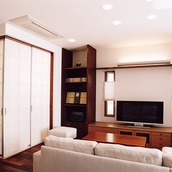 和室の扉を閉じたリビングの眺め