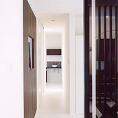 玄関ホールを介して洗面室につながる