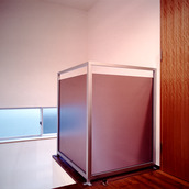 天井高のある明るい階段室