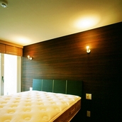 落ち着いた色調の寝室