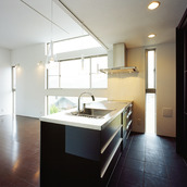 たっぷり壁面収納のオープンキッチン