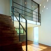 吹き抜けで開放的な２階スペース