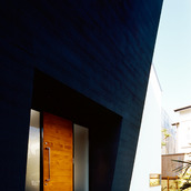 重厚な木の玄関ドア