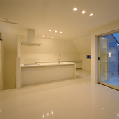 真っ白なPタイルが、艶やかな白を演出するLDK