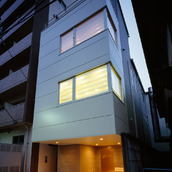 光＋眺望とプライバシーの両立を実現しつつ、無駄を削ぎ落とした外観