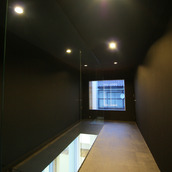 階段横のガラス壁が凛とした空気を生みだす、２階階段ホール