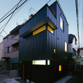 一枚板の庇を2面に使用し、素材のシャープさをアピールした北西面外観