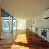 ３部屋分の奥行きと大開口の窓を持つ、明るく雄大なLDK