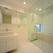 ガラスの壁・扉、鏡も洗面台も浮かせるようなデザインが、空気を軽く感じる洗面・浴室