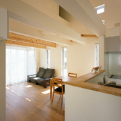 梁をデザインの一つとして天井部分を吹き抜けにし、空間を有意義に使ったＬＤＫ