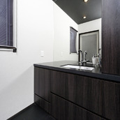 収納内に入れ込んだ、シンプルで清潔感ある鏡貼りの洗面