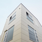 窓枠の中にさらに窓枠のある、シンプルに見えつつも動きのある外観