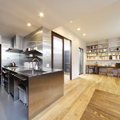 壁面までオールステンレスの、奥行きのあるシャープなキッチン