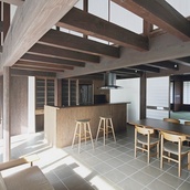 食堂台所から和室を通して北庭へ