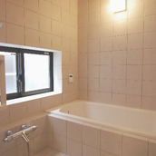 床にサーモタイルを使用した浴室