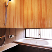 タイルと木をバランスよく配置した、換気も抜群な浴室