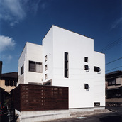 庇のない突き出し窓に、ホワイトキューブと板壁の組み合わせがフィットした外観