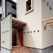 デザインされた太めの窓枠が個性を醸し出している外観