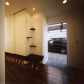 シックなテイストでまとめつつ、丸みを帯びたディティールが楽しい玄関ホール