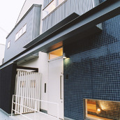 青いタイル壁が、浴室のような清潔感を感じる外観