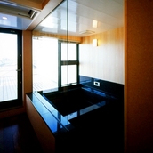 テラス越しに富士山を眺めるお風呂