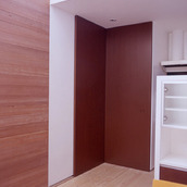 引き戸同士を閉じた際に一つのデザインに変化する、計算された引き戸