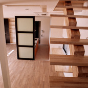 必要に応じて個室になる、天井まであるキッチン引き戸