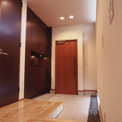 足元から爽やかな風を取り入れることができる、和モダンな玄関ホール